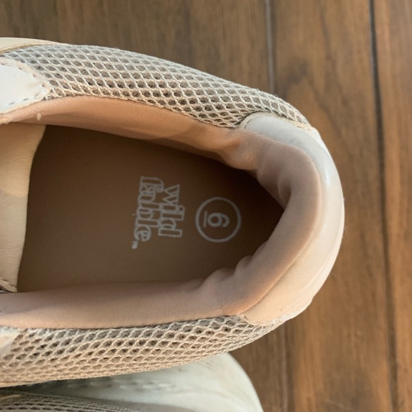 Fashionable gently worn - Picture 2 of 4